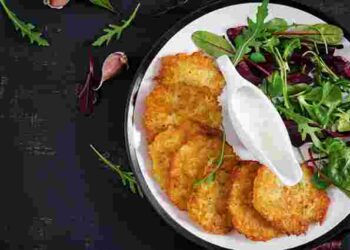 Секрет ідеальних дерунів: як правильно натирати картоплю, щоб вона не потемніла