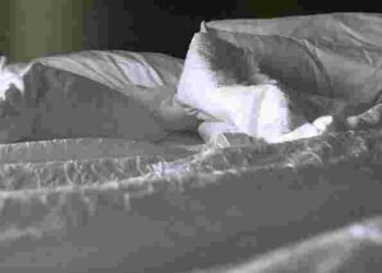 Чому не можна застеляти ліжко одразу після пробудження: вагома причина, про яку ви не знали