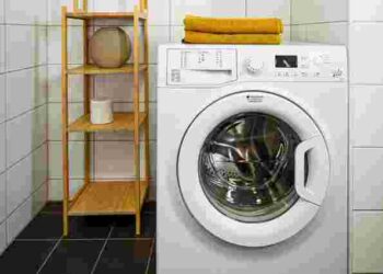 Чи потрібно вимикати пральну машинку з розетки перед від’їздом: поради експертів