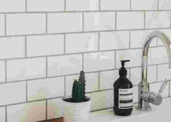 Як легко відчистити плитку на кухні: найкращі засоби для видалення жиру