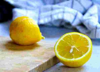 Замість блиску – плями й корозія: які поверхні не можна чистити лимонною кислотою