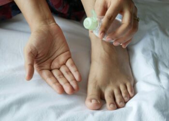 5 грубих помилок у догляді за ногами — п’яти перетворять на копитця