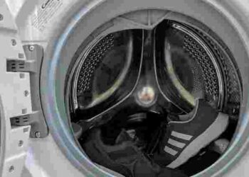 Одяг має затхлий запах після прання: виправити проблему допоможе лише один засіб