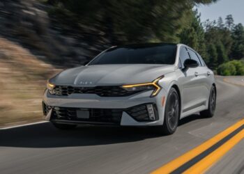 Американські Kia K5 випадково отримали налаштування світлотехніки для Кореї