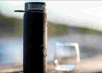 Як часто слід мити багаторазову пляшку для води і як це найкраще робити