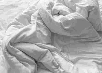 Як часто треба прати ковдру, щоб не зашкодити здоровʼю: поради експертів