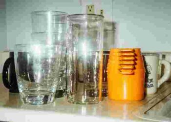 Як вивести жовті плями з пластикового посуду та різних поверхонь: прості та дієві способи