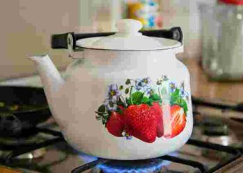 Очищаємо чайник від накипу швидко: знадобиться лише лимонна кислота