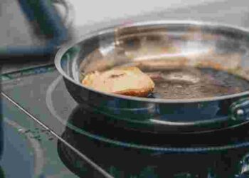 Як правильно почистити сковорідки з нержавіючої сталі: корисні поради