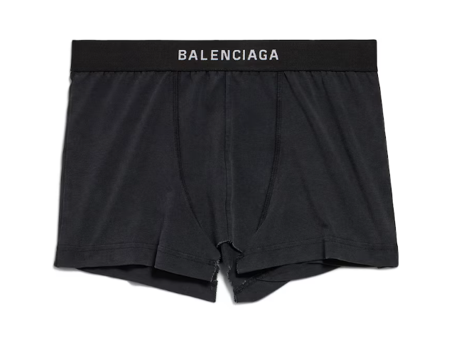 Balenciaga здивувала новою мініспідницею у формі розірваних чоловічих трусів