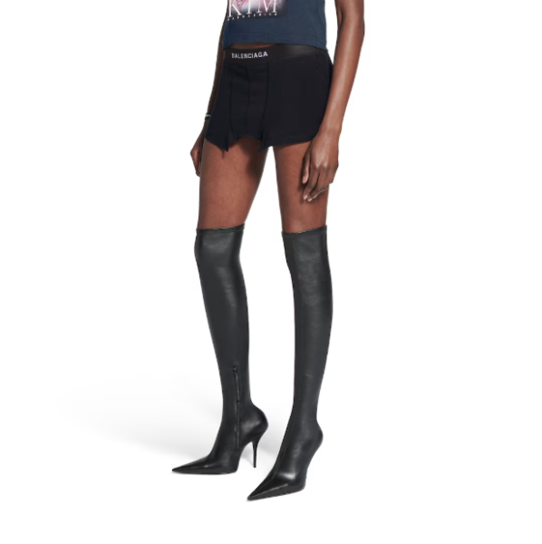 Balenciaga здивувала новою мініспідницею у формі розірваних чоловічих трусів