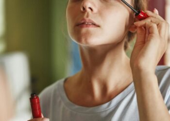 Без розмазування і відбитків: як зробити туш стійкою, поради візажистів