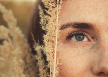 Б’юті-лайфхаки від геніїв TikTok, які допоможуть швидко підтягнути і освіжити обличчя