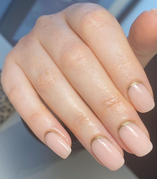 Блискучий манікюр на осінь: 7 наймодніших ідей, які урізноманітнять нудний нюд