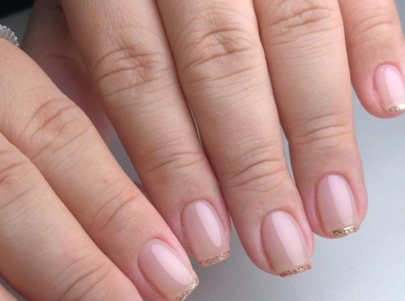 Блискучий манікюр на осінь: 7 наймодніших ідей, які урізноманітнять нудний нюд