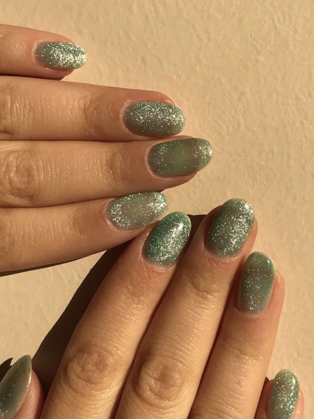 Блискучий манікюр на осінь: 7 наймодніших ідей, які урізноманітнять нудний нюд