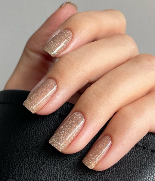 Блискучий манікюр на осінь: 7 наймодніших ідей, які урізноманітнять нудний нюд
