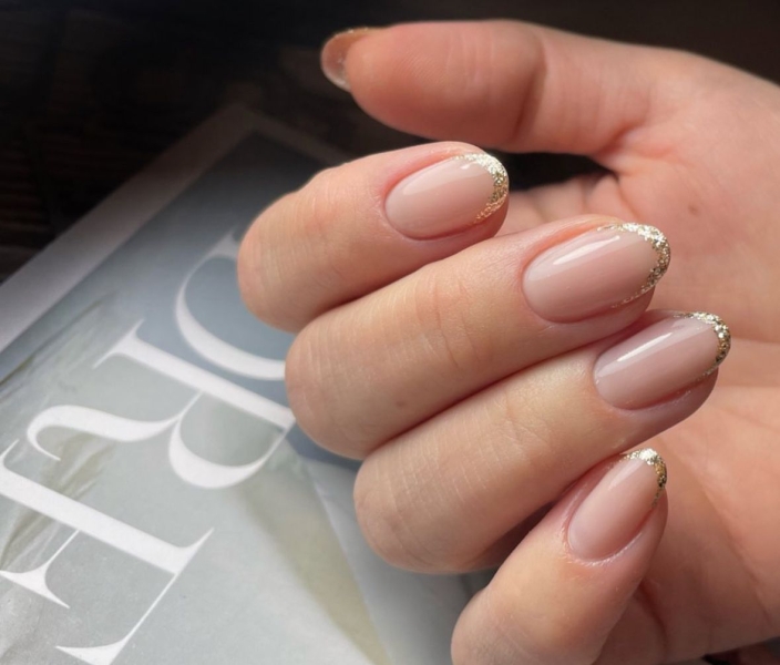 Блискучий манікюр на осінь: 7 наймодніших ідей, які урізноманітнять нудний нюд