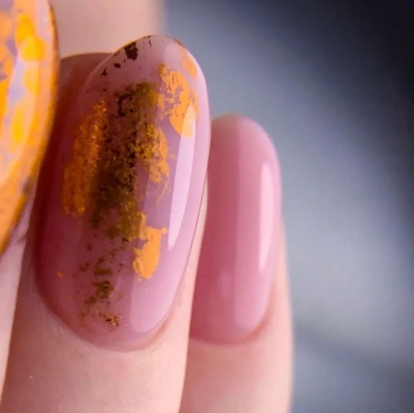 Блискучий манікюр на осінь: 7 наймодніших ідей, які урізноманітнять нудний нюд