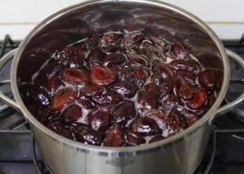 Чем накрыть кастрюлю с пригоревшим вареньем: трюк, который вытянет запах гари