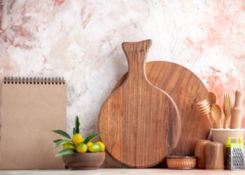 Чем посыпать кухонную доску, чтобы она стала как новая: делайте так время от времени, и забудете о неприятном запахе (ВИДЕО)