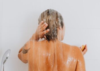 Чи справді, миття волосся головою вниз корисне і для шкіри голови, і для локонів