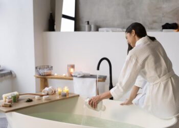 Чим відмити ванну від бруду, що в’ївся, за пару хвилин: лайфхак із фруктом