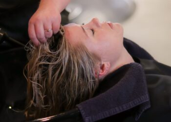 Ці правила миття голови ви знаєте з дитинства, однак багато з них не те що неправильні — вони шкодять волоссю