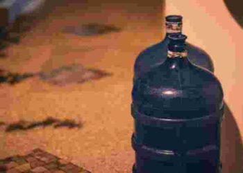 Наліт та цвіль легко зникнуть: як швидко помити бутель для води