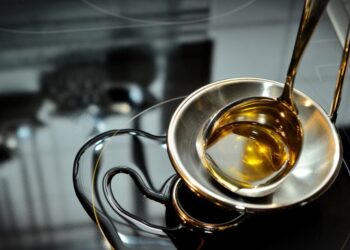 Для зволоження, росту волосся та проти жирності: 3 олії для шкіри голови, які вирішують ці проблеми