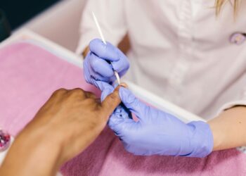 Догляд за кутикулою: нові тренди — обрізний манікюр здає позиції