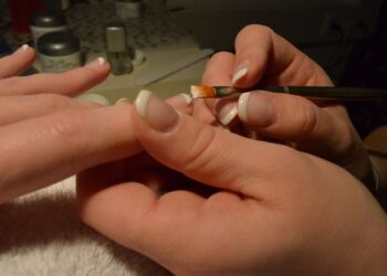 Експерти назвали помилки, які зіпсують вигляд французького манікюру