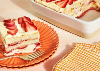 Это клубничное тирамису втрое вкуснее, чем классическое: ароматный летний десерт (ВИДЕО)