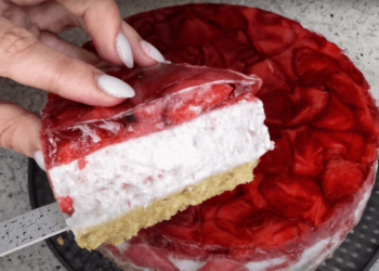 Этот крутой тортик не нужно печь: самый вкусный способ использовать клубнику (ВИДЕО)