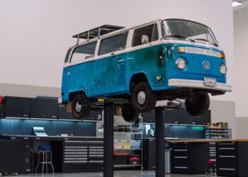 Volkswagen відновлює старенький T2, який пережив каліфорнійські пожежі в січні 2025-го