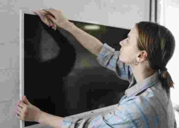 Ніколи так не робіть: чим не варто протирати екран комп’ютера та телевізора