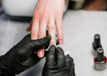 “Голі” нігті: експерти розповіли про новий тренд осіннього манікюру