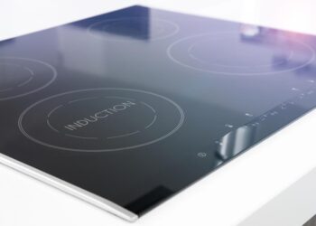 Індукційна плита стане дзеркальною: як очистити її від жиру та нагару