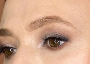 Як легко оформити брови жінкам 50+ — повторити зможе кожна