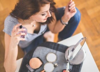 Як нашарувати парфум, щоб створити свій фірмовий аромат