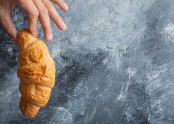 Как есть круассаны без крошек: есть только один правильный способ