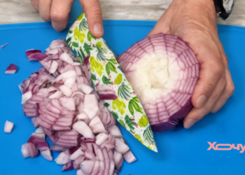 Как нарезать огромную луковицу в считанные секунды: крутой кулинарный трюк