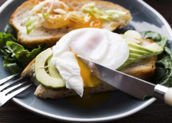 Как сварить идеальный пашот без воронок, уксуса и заморочек: Клопотенко показал крутой трюк (ВИДЕО)