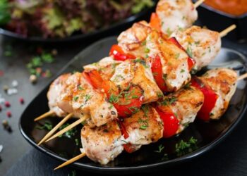 Когда шашлык нужен немедленно: три чудо-ингредиента, с которыми курица промаринуется моментально