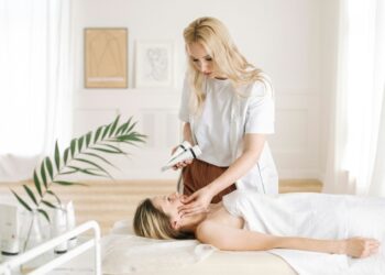 Кому підійде механічне чищення обличчя і як доглядати за шкірою після процедури