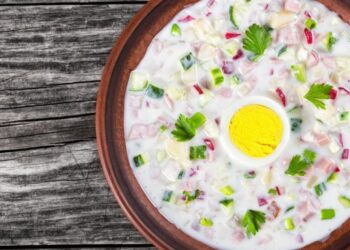 Коварное блюдо: сколько часов можно хранить готовую окрошку