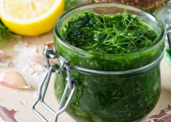 Крутой способ заготовки укропа: не сушите и не замораживайте, просто сложите в баночку (ВИДЕО)