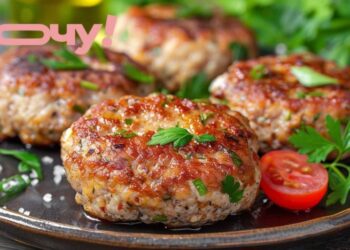 Куриные котлеты будут нереально сочными: два важных компонента, которые следует добавить в фарш