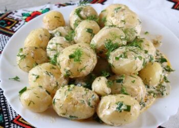 Молодая картошка “как у бабушки в деревне”: такая вкусная, что никакого мяса не надо (ВИДЕО)