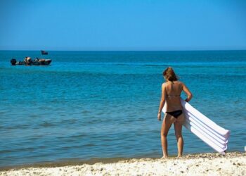 На Одещині розпочався пляжний сезон: де можна купатися в морі цього року